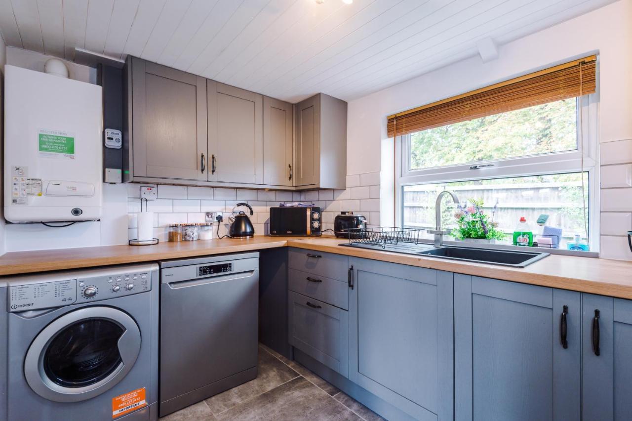 Charming 3-Bed Cottage In Chester, Ideal For Families & Workers, Free Parking - Sleeps 7 エクステリア 写真
