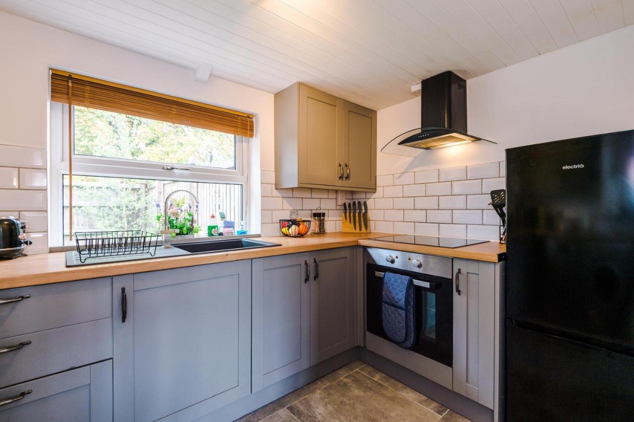 Charming 3-Bed Cottage In Chester, Ideal For Families & Workers, Free Parking - Sleeps 7 エクステリア 写真
